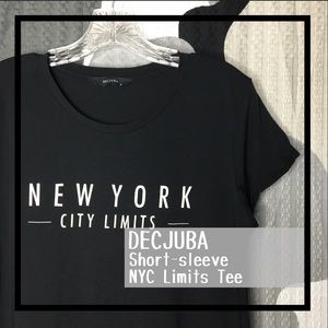 DECJUBA • O/E Venice Text Print Tee